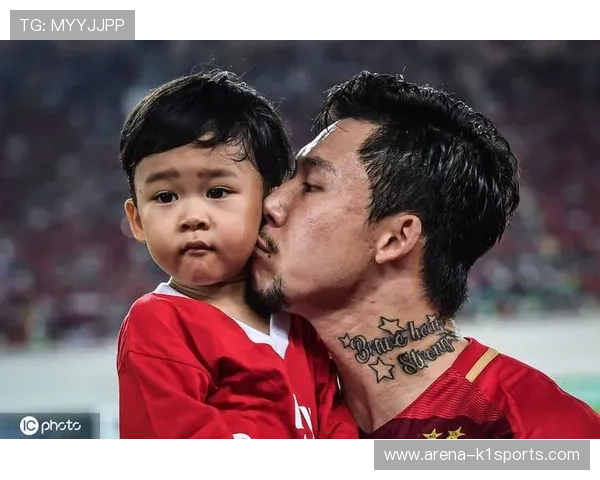 足球球星女儿双胞胎身份曝光 父爱如山引发网友热议